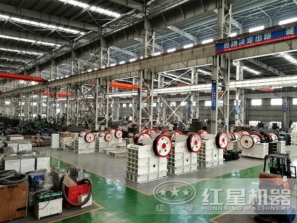 時(shí)產(chǎn)50噸，出料0.2-0.3mm的大理石制砂機(jī)車(chē)間一角