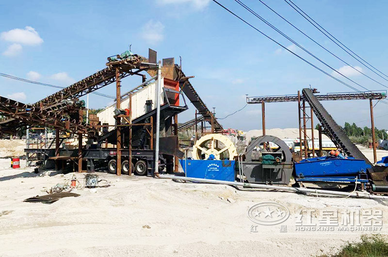 可移動(dòng)河卵石制砂生產(chǎn)線(xiàn)現(xiàn)場(chǎng)