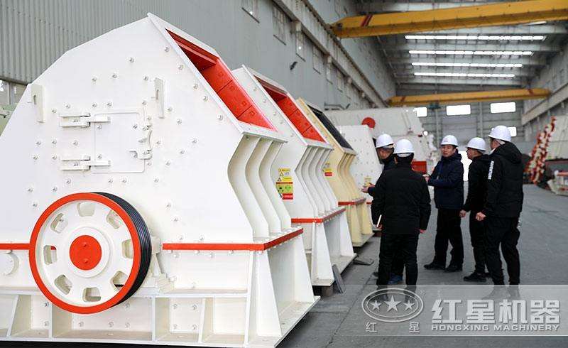 大型錘破機展示，客戶參觀現場