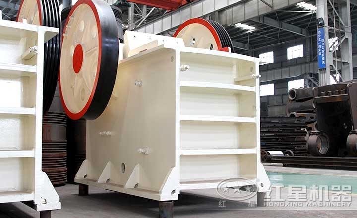 普通鄂式破碎機，性價比高，飛輪設計運行穩定