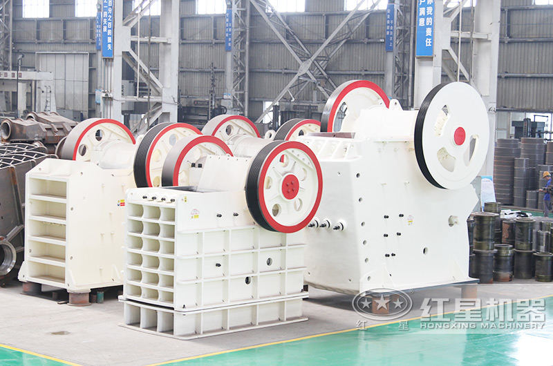 PE1200\*1500顎破機(jī)敢碎硬石，從容面對鐵礦石粗碎，出料更均勻 