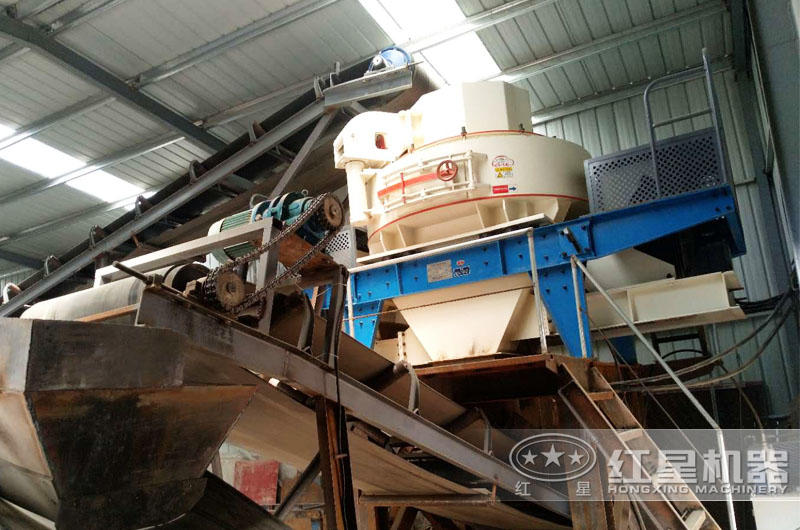 環(huán)保型石子生產(chǎn)線制砂機(jī)現(xiàn)場(chǎng)，運(yùn)行穩(wěn)定，故障率低