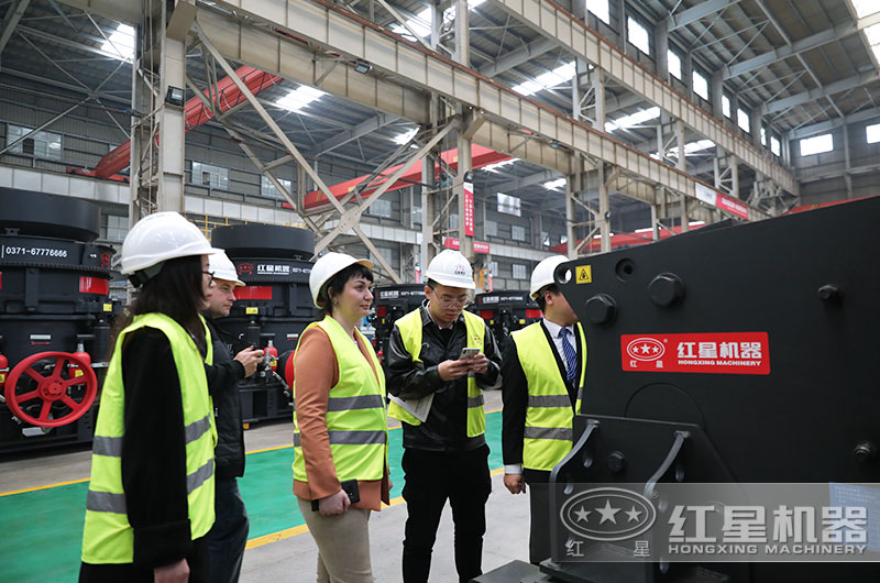 客戶來廠考察鄂破機