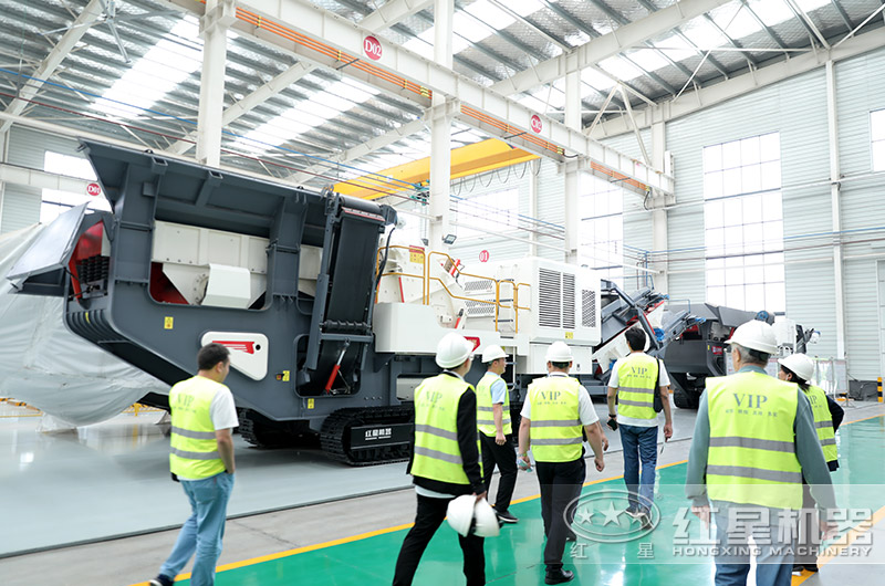 客戶參觀廠區移動破碎機