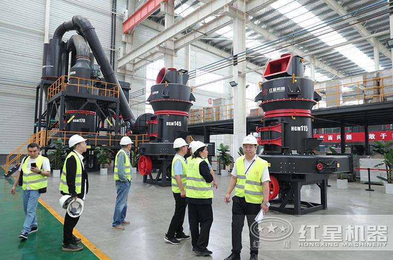 客戶來廠選購(gòu)磨粉機(jī)