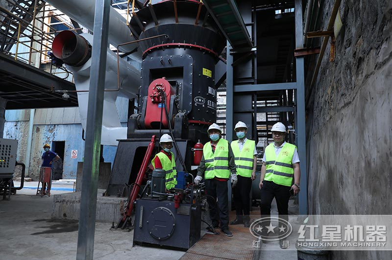 磨粉機(jī)生產(chǎn)現(xiàn)場(chǎng)