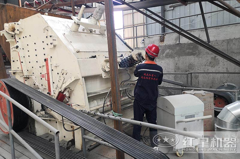 反擊式破碎機現場